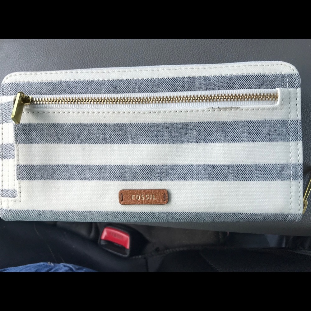 Barely used women's fossil wallet.